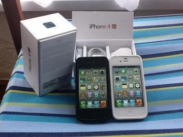 Black & White Apple iPhone 4 s 32 GB