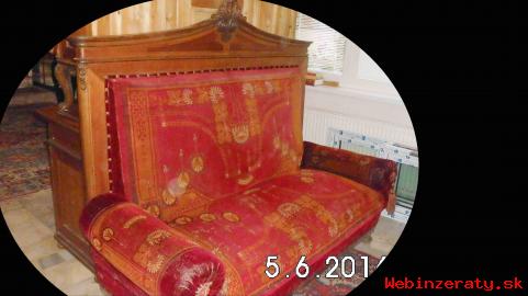 Starožitný nábytok s pohovkou