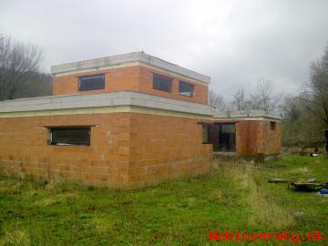 Predam rozostavany barak v obci Lopaov