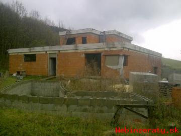Predam rozostavany barak v obci Lopaov