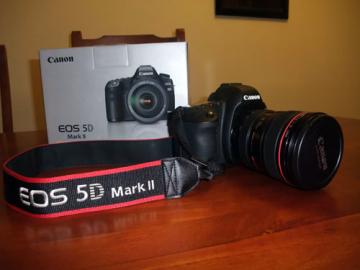 Zbrusu nov Canon EOS 5D Mark II, Nikon